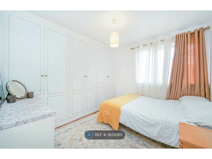 3 Bedroom Flat To Rent In Friern Park, London, N12