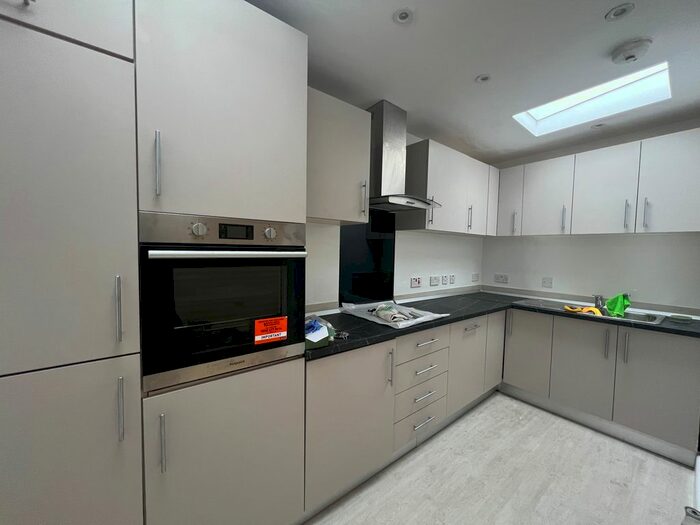 2 Bedroom Maisonette To Rent In Whitehorse Road, Croydon, CR0