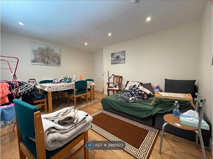 1 Bedroom Flat To Rent In Simran House, Shinfield, RG2