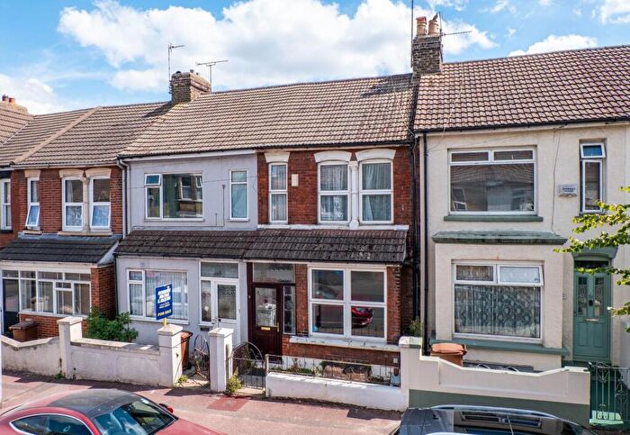 3 Bedroom Terraced House For Sale In College Avenue, Gillingham, ME7