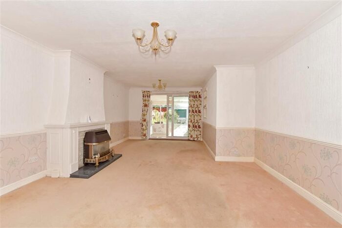 3 Bedroom Semi-Detached House For Sale In Dashmonden Close, Wainscott, Rochester, Kent, ME2