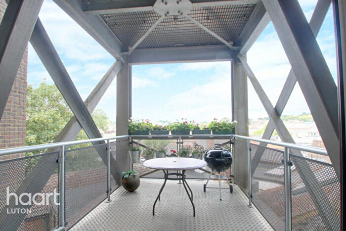 2 Bedroom Apartment For Sale In Midland Road, Luton, LU2