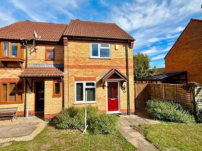 2 Bedroom Semi Detached House For Sale In Modern Semi - Good Size Garden, PE10