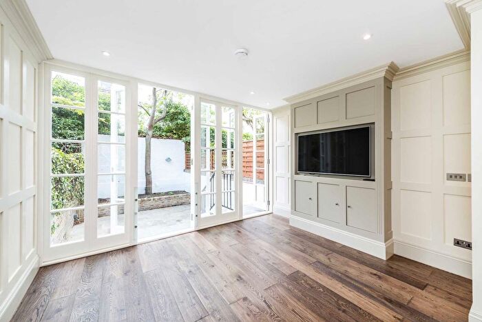 3 Bedroom Property To Rent In Yeoman`S Row, London, SW3