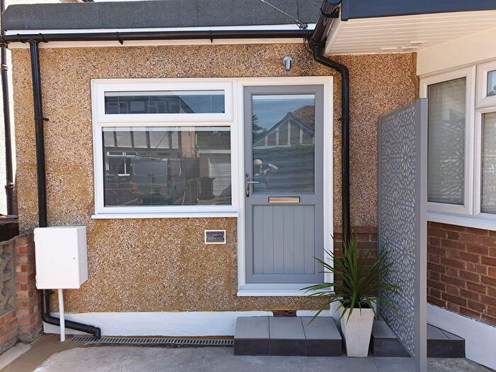 1 Bedroom Flat To Rent In Dorchester Drive, Feltham, TW14