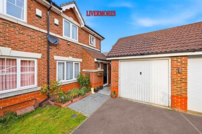 3 Bedroom Semi Detached House For Sale In Barnock Close, Braeburn Park, Dartford, DA1