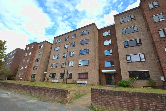 2 Bedroom Flat To Rent In Adelaide Road, Surbiton, KT6