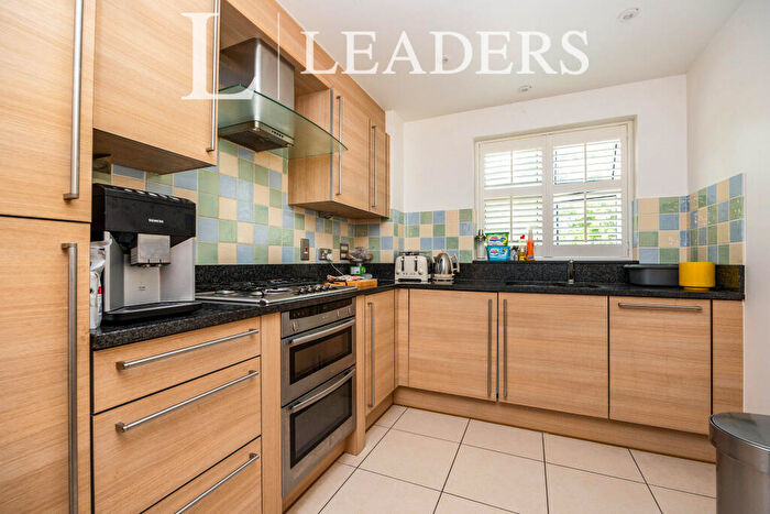 2 Bedroom Flat To Rent In Cross Lanes, GU1