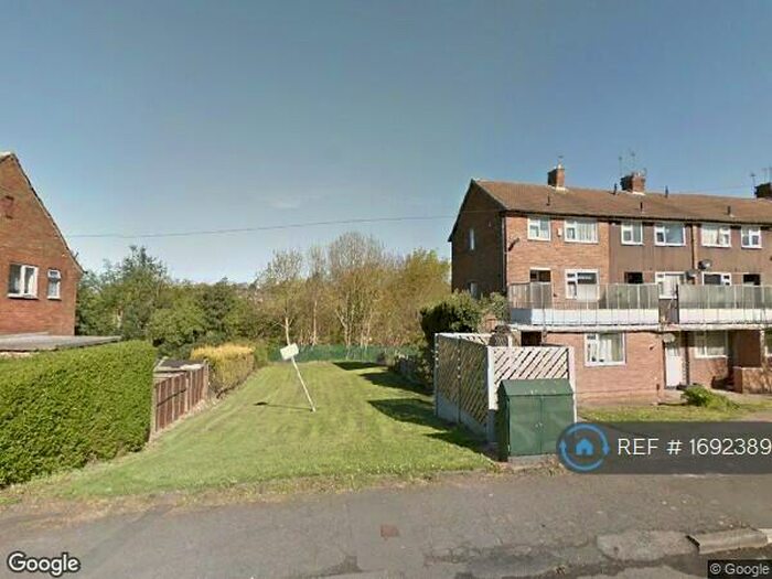 2 Bedroom Maisonette To Rent In Lincombe Drive, Leeds, LS8