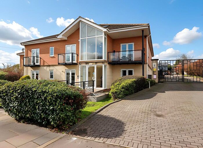 2 Bedroom Apartment For Sale In Rayleigh Road, Leigh-on-Sea, SS9