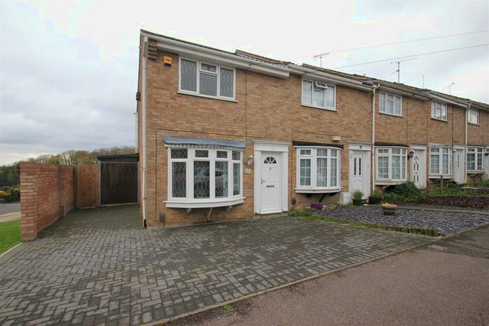 2 Bedroom End Of Terrace House To Rent In Elgin Gardens, Rochester, ME2