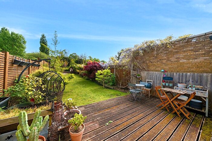 2 Bedroom Flat To Rent In Earlsfield Road, London, SW18