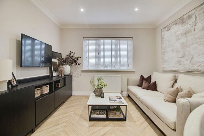 2 Bedroom Flat For Sale In Great North Road, Welwyn Garden City, AL8