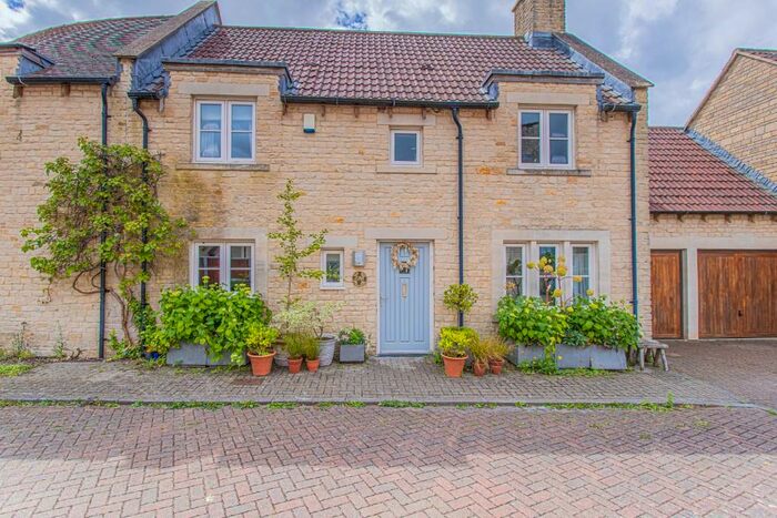 4 Bedroom Semi-Detached House For Sale In Summers Drive, BS30