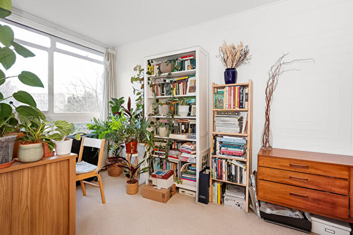 1 Bedroom Flat To Rent In Elm Court, Belmont Hill, London, SE13