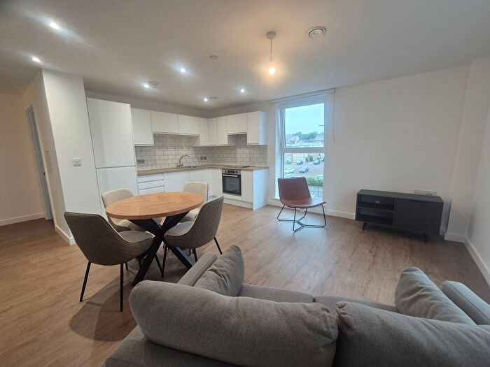 2 Bedroom Flat To Rent In Cow Green, Halifax, HX1