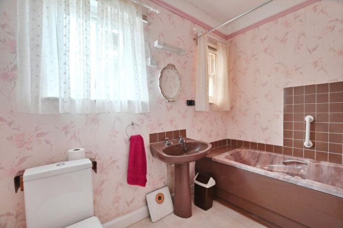 2 Bedroom Detached Bungalow For Sale In Little Horcott Lane, Fairford, GL7