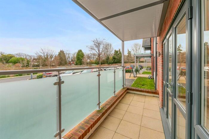 2 Bedroom Flat For Sale In Loddon House, London Road, Ruscombe, RG10