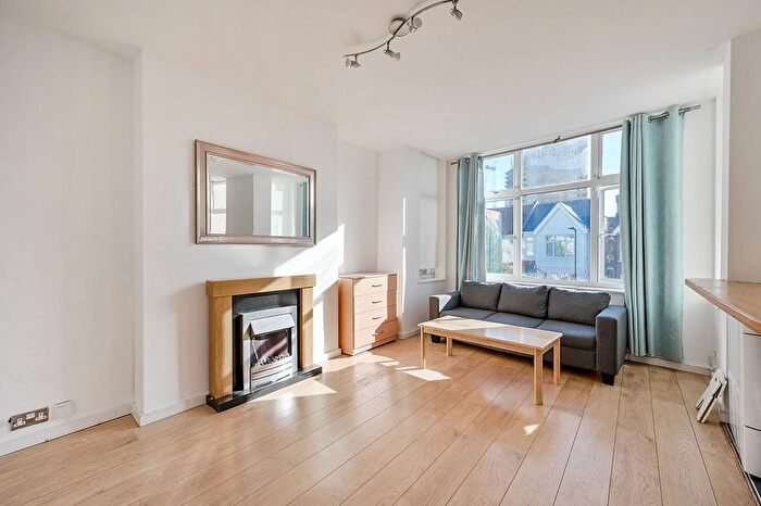 3 Bedroom Flat To Rent In Chatsworth Gardens, Acton, London, W3