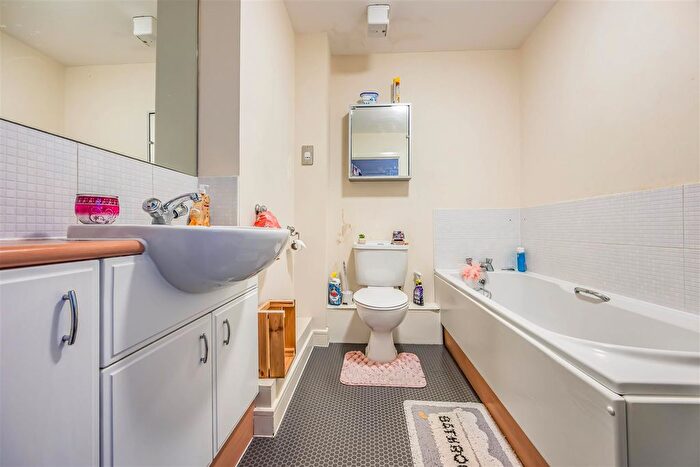 2 Bedroom Flat For Sale In Gisors Road, Southsea, PO4