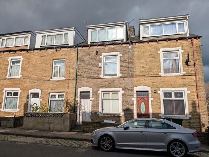 4 Bedroom Terraced House For Sale In Cottam Terrace, Bradford, BD7