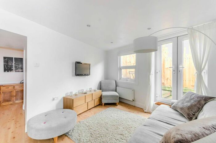 2 Bedroom Flat To Rent In Balham High Road, Balham, London, SW12