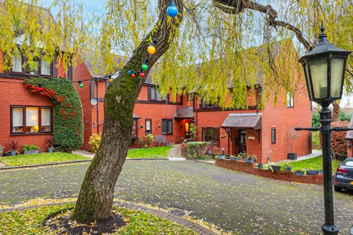 1 Bedroom Ground Maisonette For Sale In Yew Tree Gardens, Henley-in-Arden, B95