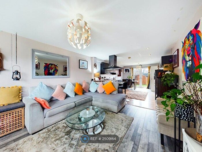 4 Bedroom Semi-Detached House To Rent In Wollaton Road, Nottingham, NG8
