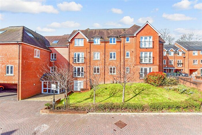 2 Bedroom Flat For Sale In Horndean, Waterlooville, Hampshire, PO8