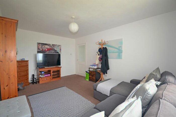 2 Bedroom Flat For Sale In Kingsway, Selsey, West Sussex, PO20