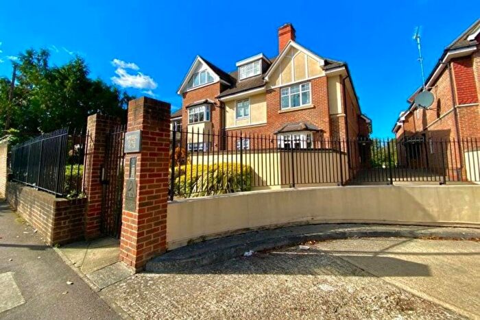 2 Bedroom Flat To Rent In Shoppenhangers Road, SL6