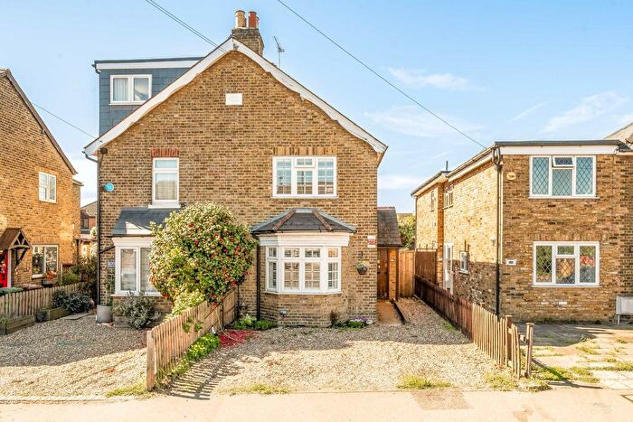 2 Bedroom Semi Detached House For Sale In Vicarage Road, Sunbury-On-Thames, TW16