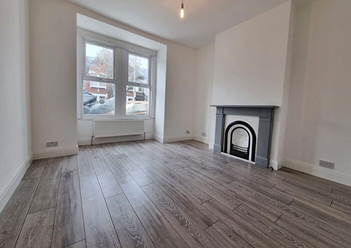 2 Bedroom Flat To Rent In Dingwall Road, Earlsfield, Wandsworth, SW18