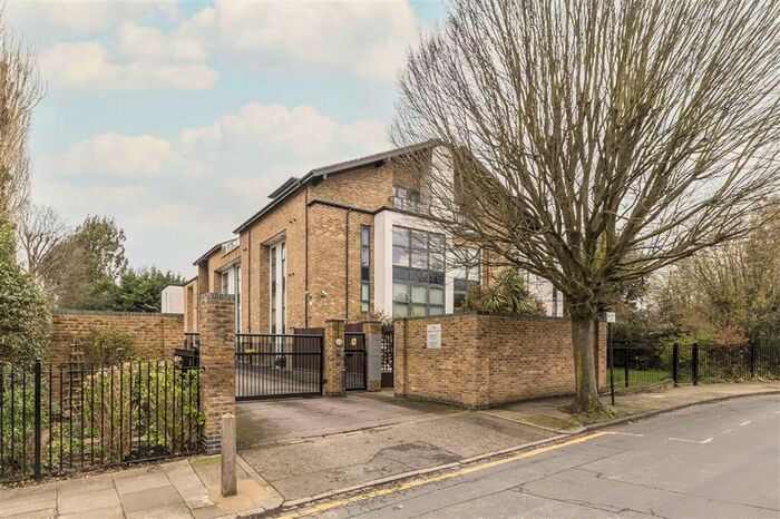 2 Bedroom Flat To Rent In Meadowcourt Road, London, SE3