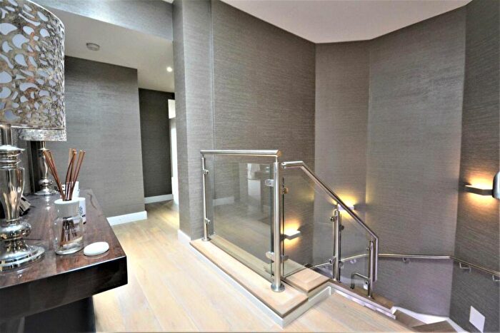 5 Bedroom Flat To Rent In East Drive, London, NW9
