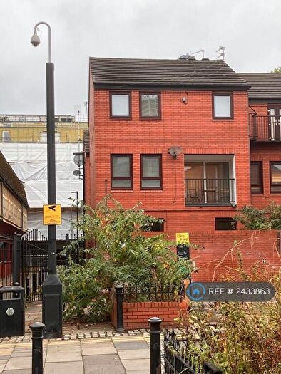 3 Bedroom Maisonette To Rent In Martlesham Walk, Manchester City Centre, M4