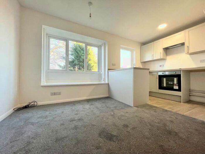 Flat To Rent In Tom Price Close Cheltenham, GL52