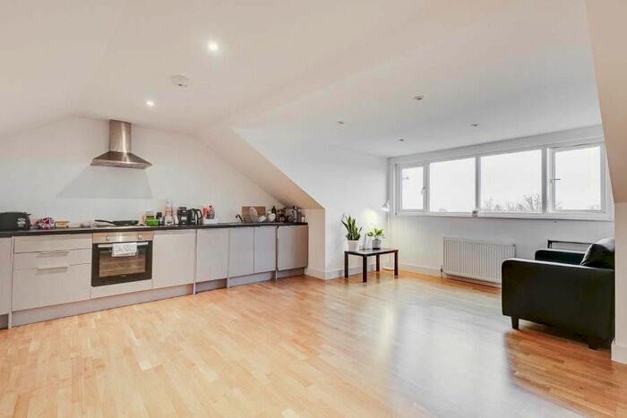 2 Bedroom Flat To Rent In High Road, East Finchley N2