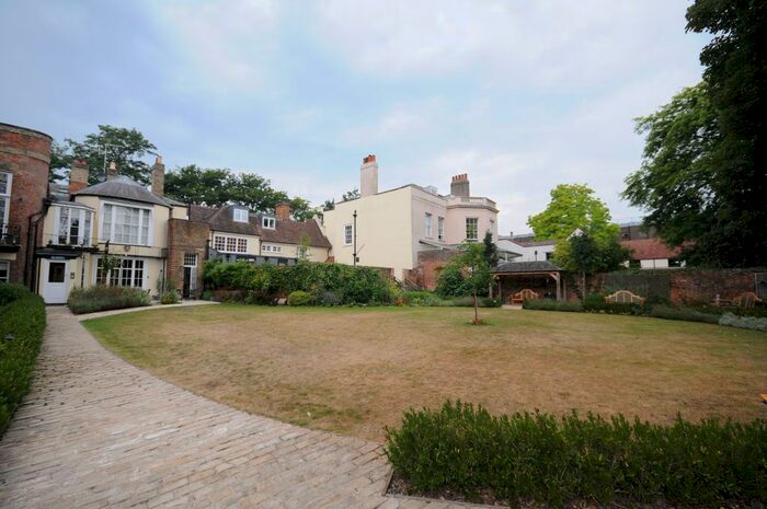 2 Bedroom Flat To Rent In New Street, Chelmsford, Essex, CM1