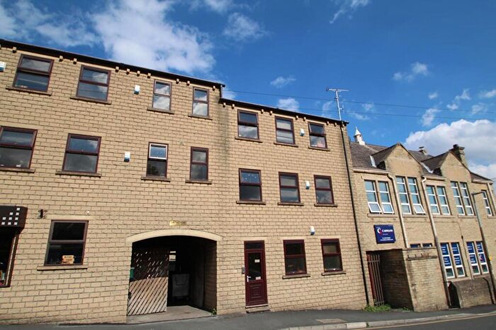 2 Bedroom Flat To Rent In Cross Crown Street, Cleckheaton, Uk, BD19