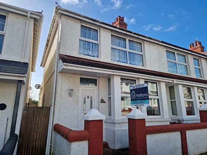 3 Bedroom Semi-Detached House For Sale In Lewis Place, Porthcawl, CF36