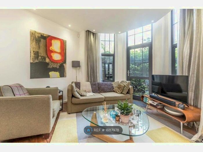 2 Bedroom Maisonette To Rent In Isabella Court, London, SW11