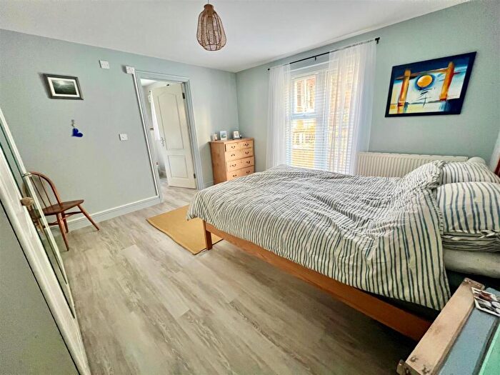 2 Bedroom Flat For Sale In Freshwater Bay, Isle Of Wight, PO40
