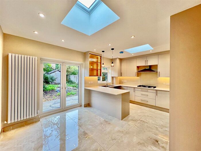 4 Bedroom Semi-detached House To Rent In North Drive, Hounslow, Middlesex, TW3