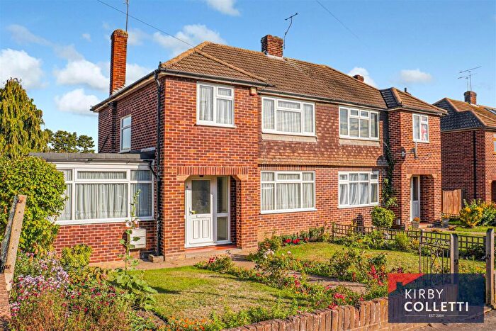 3 Bedroom Semi-Detached House For Sale In Hertford Road, Hoddesdon, EN11