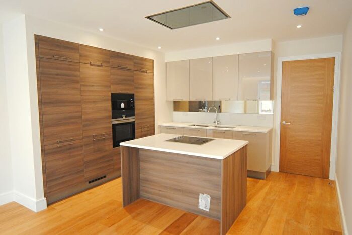 2 Bedroom Flat To Rent In Beechcroft Avenue, Golders Green, NW11