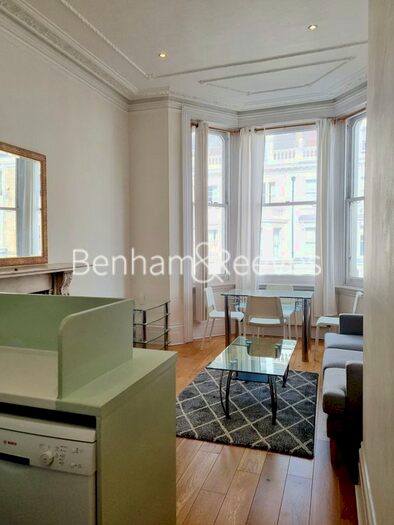 2 Bedroom Flat To Rent In Coleherne Road, Chelsea, SW10