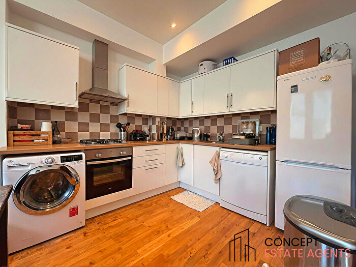 2 Bedroom Apartment To Rent In Battersea Rise, Clapham Junction, SW11