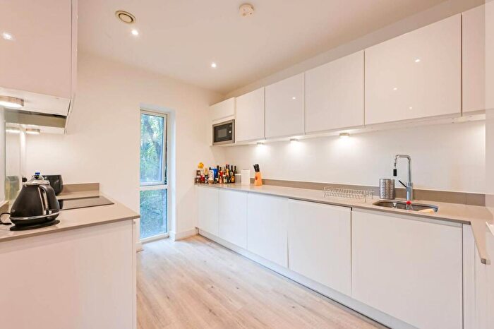 2 Bedroom Flat For Sale In St Clements, Mile End, E3