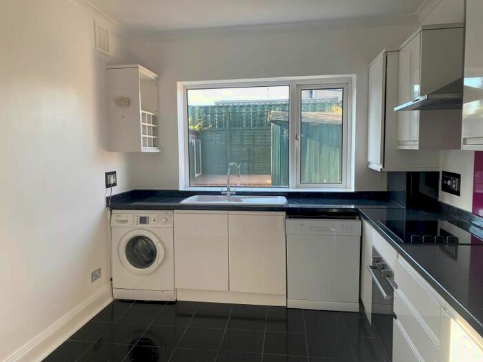 2 Bedroom Property To Rent In Princes Avenue, Palmers Green, N13